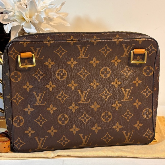 Beautiful Louis Vuitton Soft Trunk Monogram Messenger - Picture 2 of 16